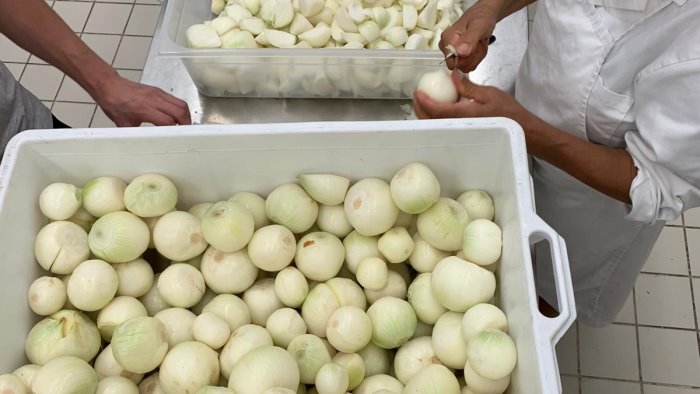 napoli poveri in fila per mangiare anche a ferragosto