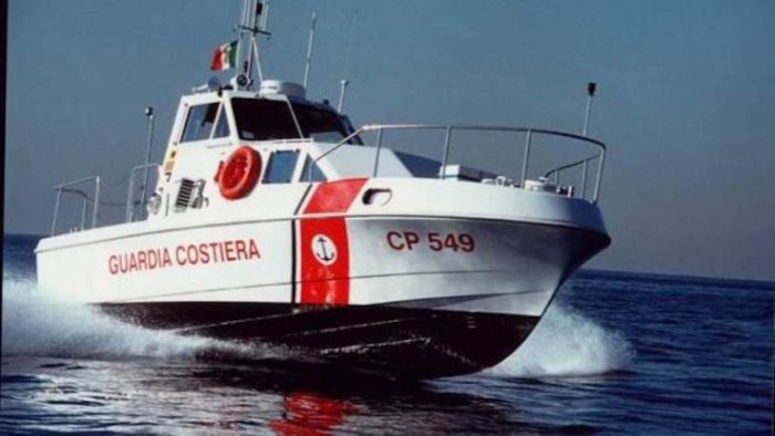 torre del greco ragazza salvata dalla guardia costiera