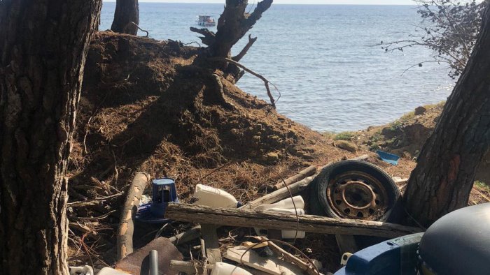 rifiuti a punta licosa un paradiso trasformato in discarica