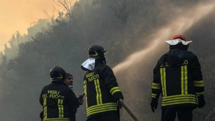 incendio a sapri chiusa la strada statale 18