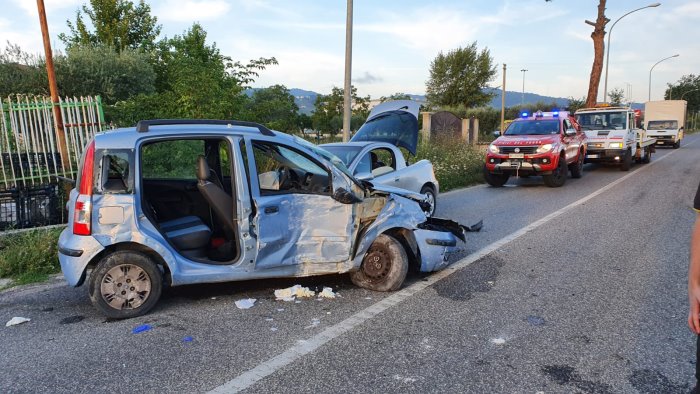 scontro tra 3 auto lungo l appia grave un giovane