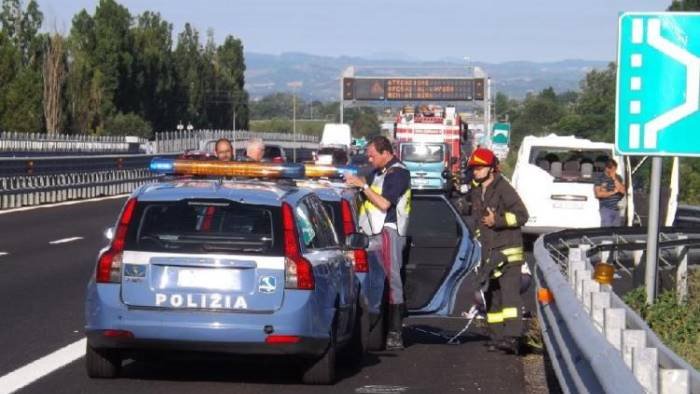 tragico incidente sull a1 indagini su un automobilista