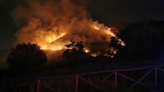 paura a quindici bruciano le montagne