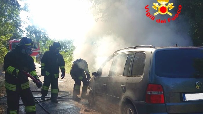 auto in fiamme a lioni salvo il conducente