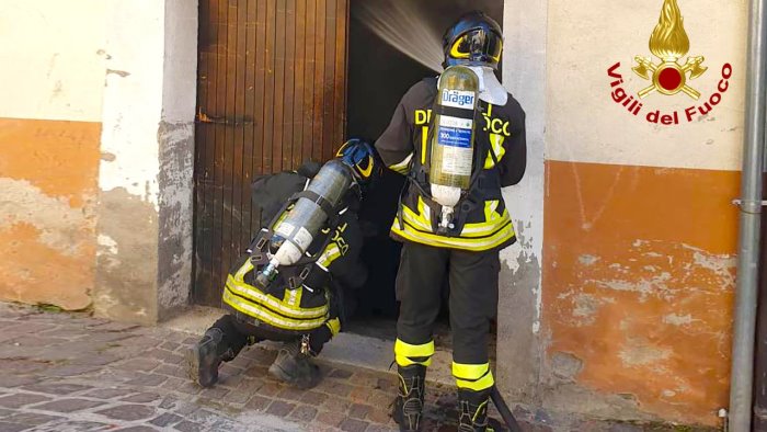 a fuoco deposito con un auto paura a montefalcione