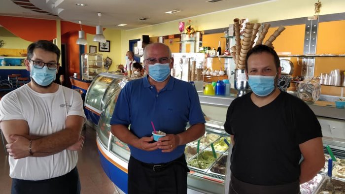 ascierto assaggia il gelato prodotto in suo onore grazie