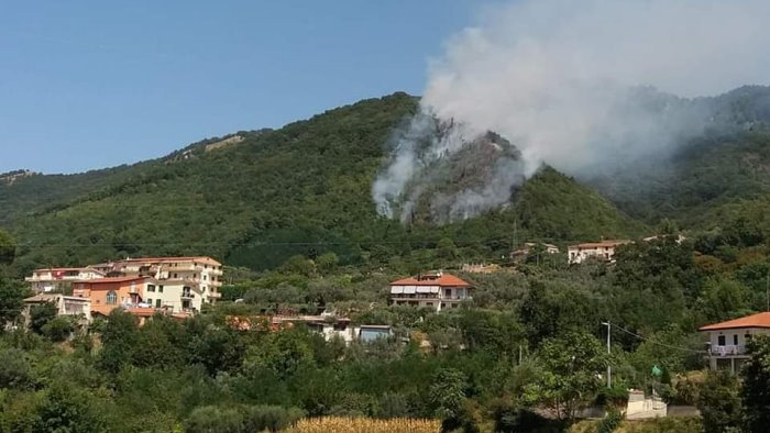 incendio a breccelle fiamme domate dopo sei ore