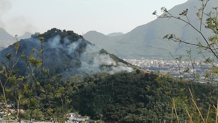 fiamme nel salernitano incendio a roccapiemonte