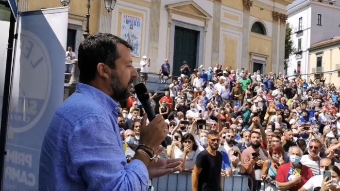 salvini a cava contestatori lanciano sedie contro poliziotti