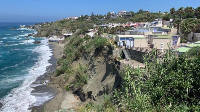 forio d ischia ennesima frana sulla spiaggia