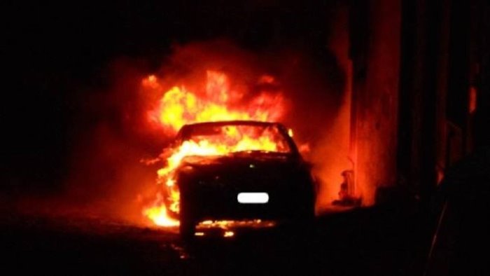 auto in fiamme in galleria tragedia sfiorata a prignano