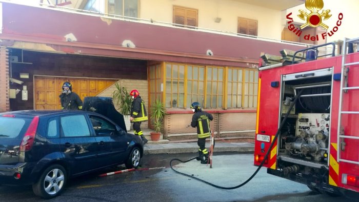 auto in fiamme a torrette i caschi rossi evitano il peggio