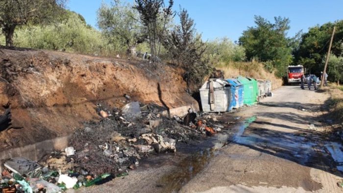 caos rifiuti ad ariano fiamme a santa maria a tuoro