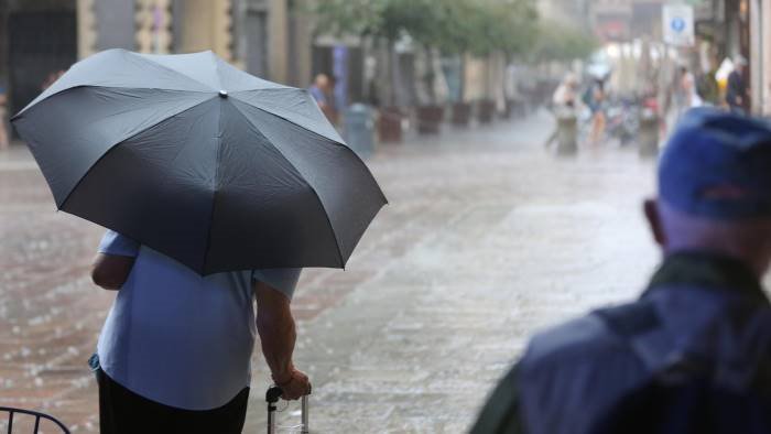 napoli allerta meteo per domani il comune chiude i parchi