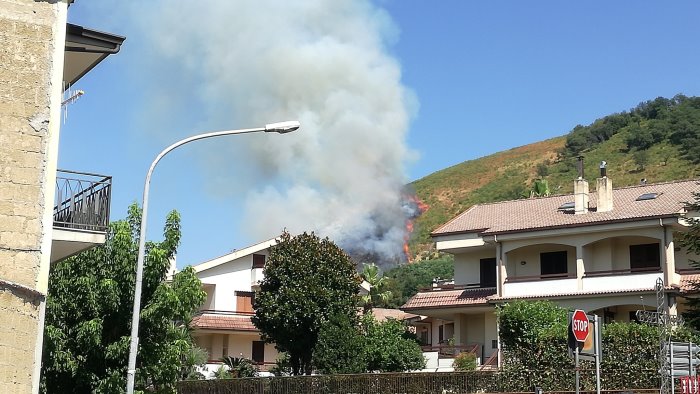 ancora fiamme nel salernitano incendio a mercato san severino