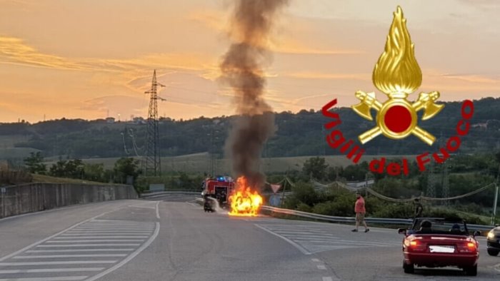 vettura in fiamme sulla ss400 paura per un ragazzo