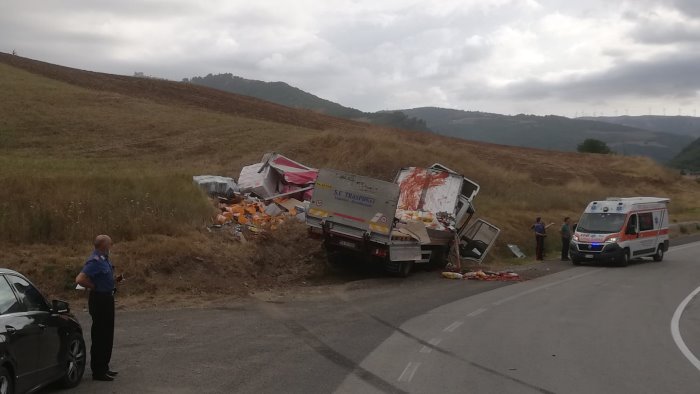 ariano tir sbanda e finisce in una cunetta