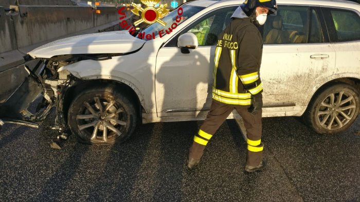 auto contro muro in a16 coppia di anziani feriti