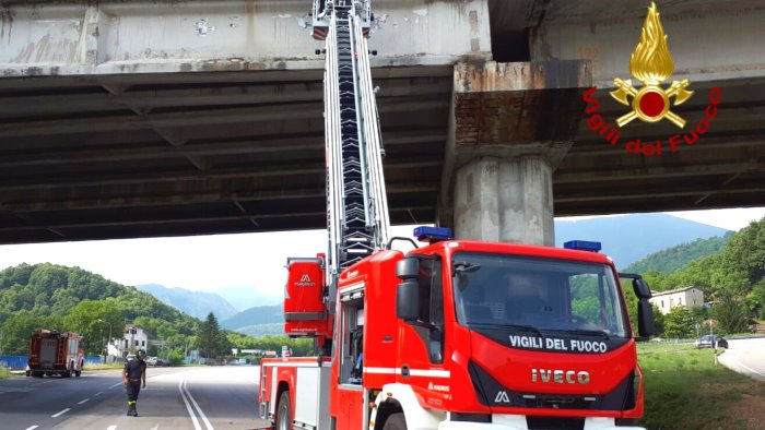 ofantina cadono calcinacci dal ponte statale 164 chiusa