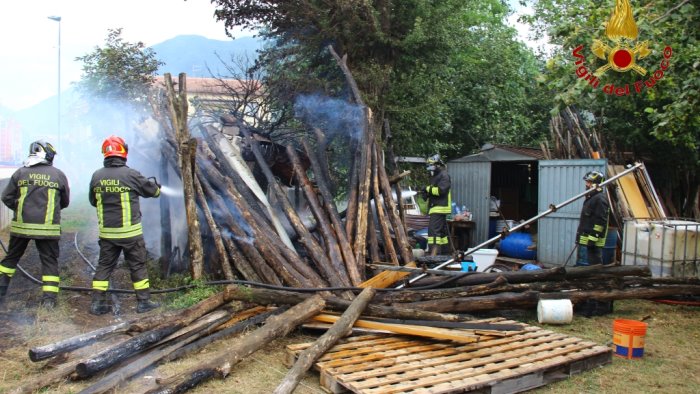 in fiamme un deposito agricolo paura a serino