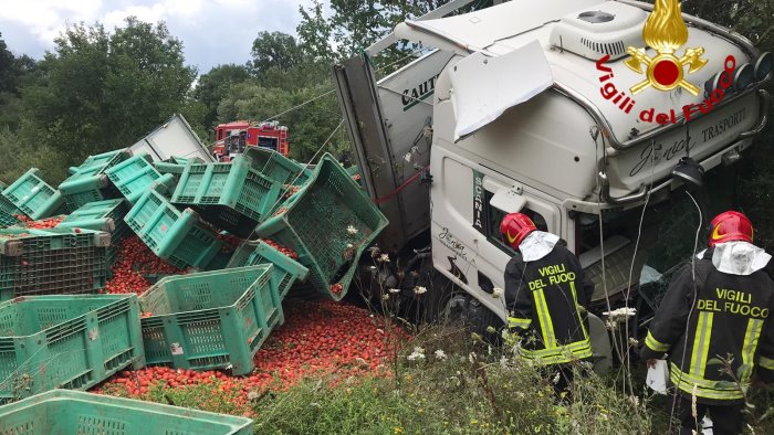 tir sbanda sulla statale tonnellate di pomodori in strada