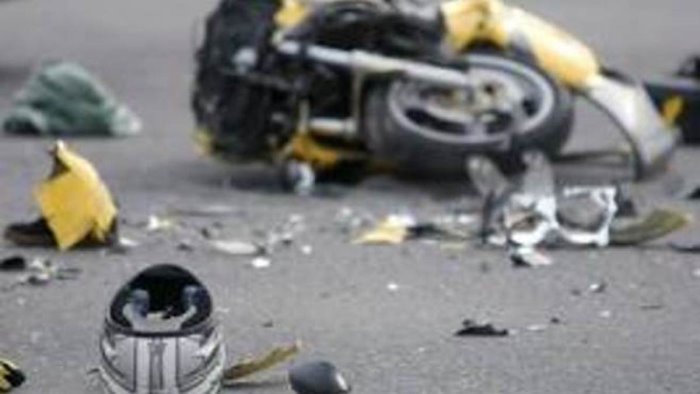 scontro tra auto e moto a castellabate centauro in ospedale