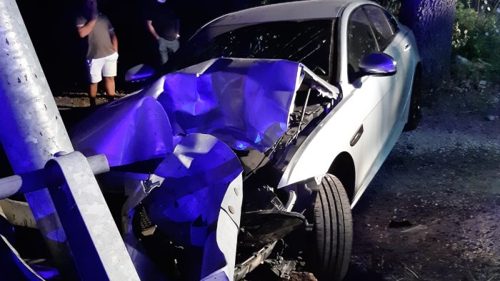 incidente nella notte auto sbanda e finisce contro un palo 2 feriti