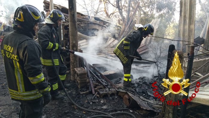 casolare in fiamme a grottaminarda vigili del fuoco in azione fino a notte fonda