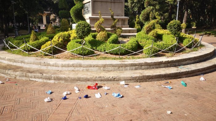 salerno vandali in azione nella villa comunale puniremo i responsabili