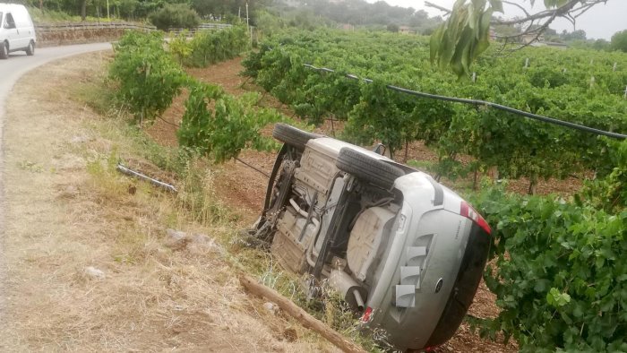 auto fuori strada si ribalta in un vigneto ferito pensionato