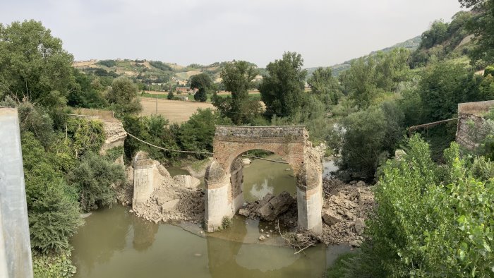 crolla antico ponte ad apice ira dell amministrazione segnalazioni inascoltate