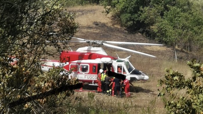 cerca di spegnere un incendio ferito gravemente un 53enne foto