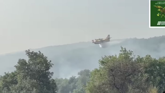 incendi dalle madonie al parco dell etna canadair in azione in sicilia