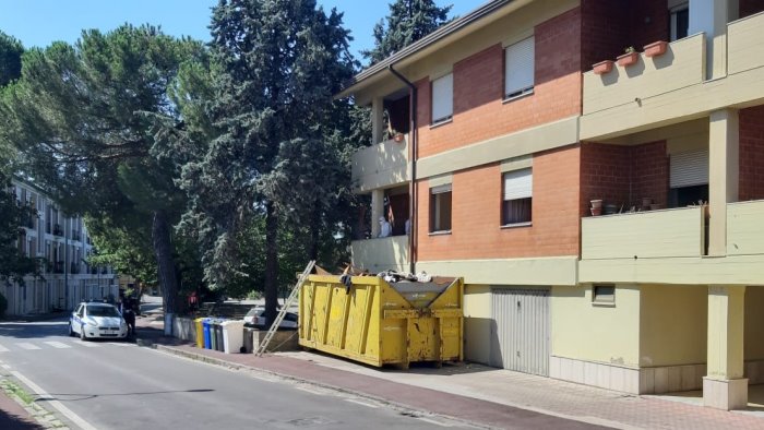 ariano abitazione ridotta a discarica sgomberata per motivi igienico sanitari