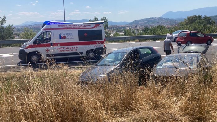 statale 212 scontro tra due auto feriti e paura foto