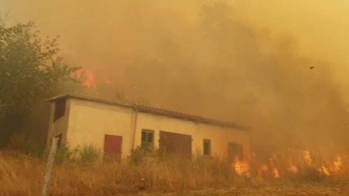 paura a caggiano incendio minaccia abitazioni cittadini evacuati