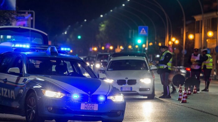 maxi rissa tra gestori e dipendenti di due bar i turisti aiutano la polizia