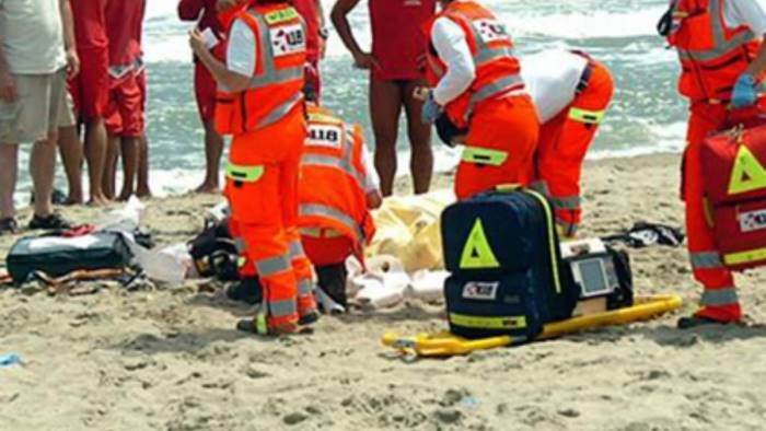 tragedia in spiaggia nel cilento 39enne salernitano stroncato da un malore