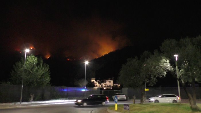 foto e video emergenza incendi le fiamme devastano la valle dell irno