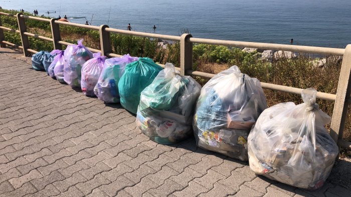 bivacchi in spiaggia a salerno in un ora rimossi 50kg di rifiuti