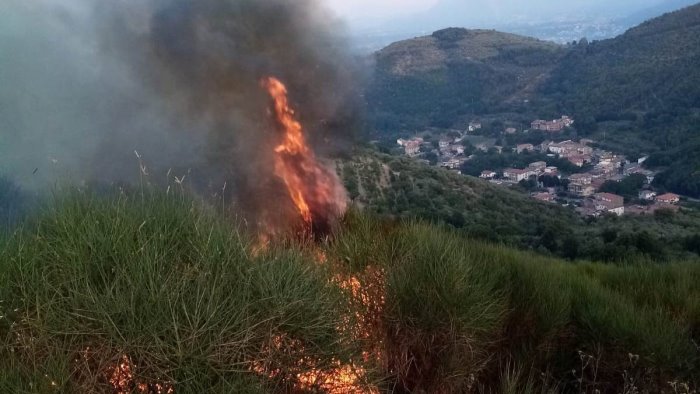 ancora incendi nel sannio ferragosto di fuoco