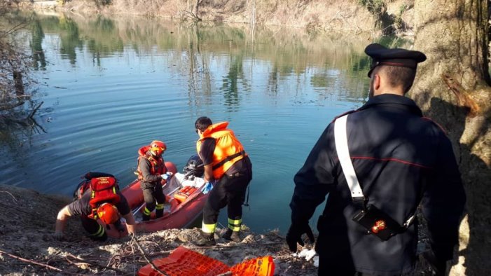 trovato cadavere sull argine del fiume morto 37enne tragedia a castelfranci