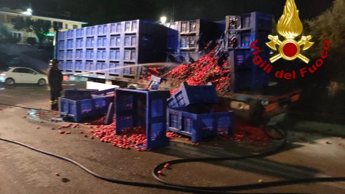 tir carico di pomodori in fiamme sul raccordo vigili del fuoco in azione