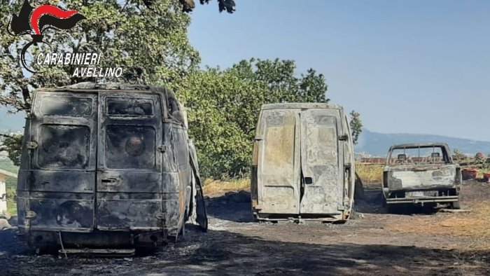 mezzi in fiamme a bagnoli e flumeri danni ingenti indagano i carabinieri