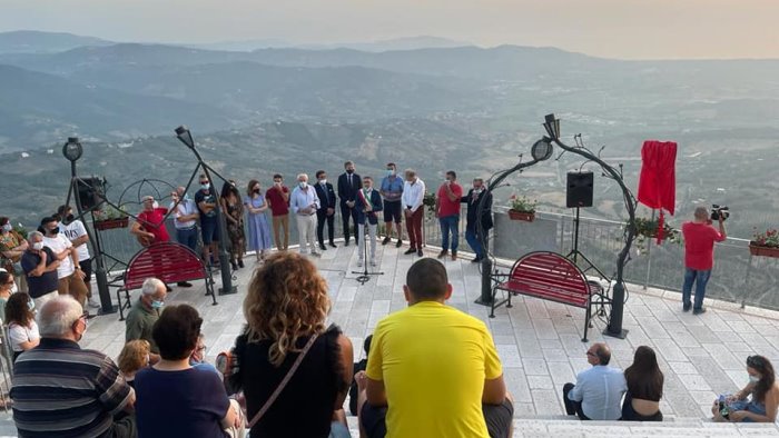 il cilento celebra l amore a trentinara la terrazza degli innamorati