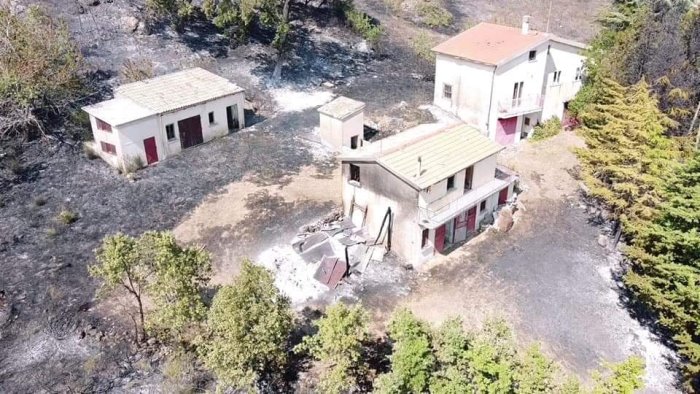 incendio a caggiano scattano i domiciliari per il 56enne volontario antincendi