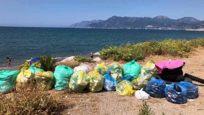 rimossi 100 kg di rifiuti in spiaggia anche questa estate si e fatto lo schifo