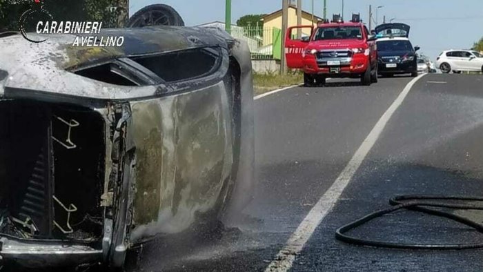 auto si ribalta e prende fuoco paura sulla statale