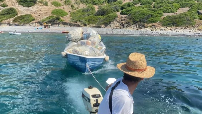 pollica volontari e turisti ripuliscono la spiaggia raccolti oltre 50 sacchi