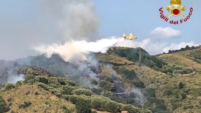 brucia ancora il cilento fiamme nel pressi dell arco naturale e ad ascea